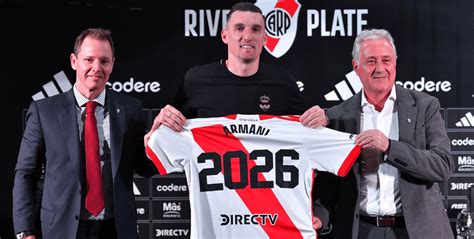 Armani disfruta al renovar su contrato en River hasta diciembre .